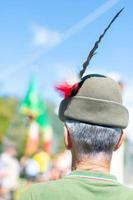 licencia alpina con el clásico sombrero alpino con la pluma durante una conmemoración militar en italia foto