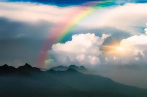 arco iris en la montaña foto