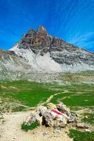 marca roja en el camino de la montaña a la roca foto