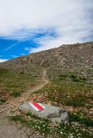 Red mark on rock to mountain trail photo