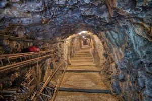 Entrada a las cuevas turísticas de piedra caliza en el valle de Brembana, Bérgamo, Italia foto