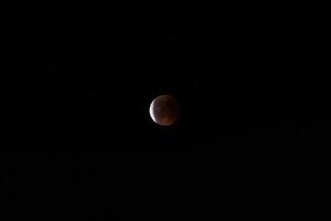 eclipse lunar visto desde los prealpes lombardos en el norte de italia foto