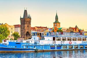 recorrido turístico por el río vltava en praga foto