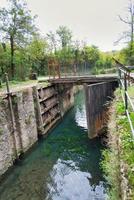 cascada leonardo da vinci. en el río Adda foto