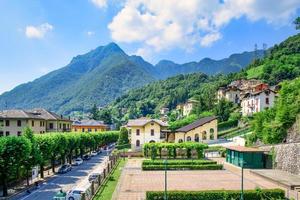 san pellegrino terme. zona del nuevo funicular con monte zucco foto