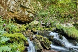 Fuentes del río Enna en el valle taleggio Bérgamo Italia foto