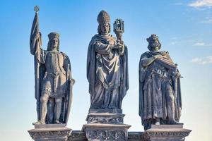 grupo escultórico que representa a st. norberto, st. wenceslao y san sigismund por josef max en el puente carlo en praga foto