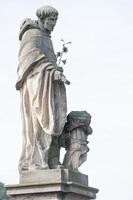 estatua en el puente de carlos en praga foto