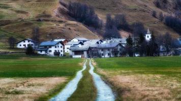 camino al pequeño pueblo de suiza foto