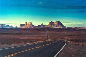 Escaneo de una diapositiva antigua que representa el famoso camino hacia Monument Valley en Arizona, Utah foto