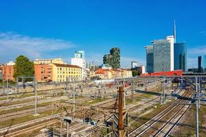 cerca de la estación porta garibaldi en la zona nueva de milan con jardines verticales foto