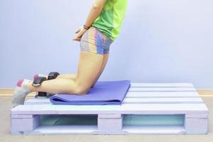 ejercicio nórdico de isquiotibiales en un palet en el gimnasio foto