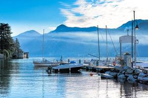 atracar barcos en el lago de como italia foto