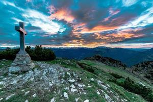 amanecer desde la cima de la colina foto