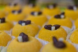 postre que imita el plato típico de la polenta del norte de italia foto