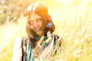 chica hippie en el prado en una fotografía con artefactos antiguos deliberadamente para simular una cámara antigua foto