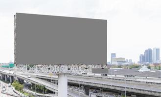 cartelera de poste al aire libre con pantalla gris simulada con fondo de autopista. trazado de recorte foto