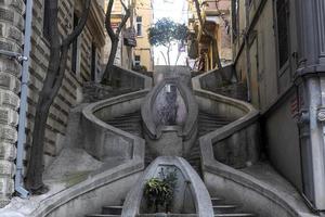 estambul, turquía 22 de enero de 2023. vista de las escaleras de camondo en el distrito de galata. foto