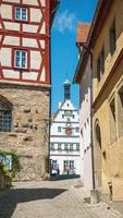 escena de la ciudad de rotenburg ob der tauber en baviera con casas antiguas y pavimento de adoquines en verano foto