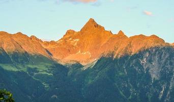 imagen de un pico de alta montaña en el rojo brillante de la tarde foto