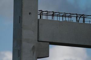 elementos prefabricados de hormigón en el sitio de construcción durante la instalación foto