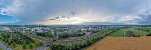 panorama de drones de la ciudad del distrito alemán gross-gerau en el sur de hesse por la noche contra el cielo nublado foto