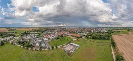 drone panorama sobre el pueblo de biebesheim en el distrito de hessian gross-gerau foto