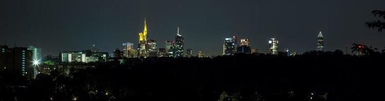 imagen panorámica del horizonte de frankfurt por la noche foto