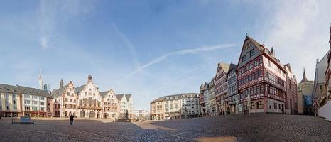 vistas panorámicas a la histórica plaza frankfurt roemer con el ayuntamiento, las calles adoquinadas y las antiguas casas de entramado de madera a la luz de la mañana foto