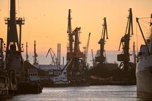 barcos en el puerto de mar en el fondo de la puesta del sol