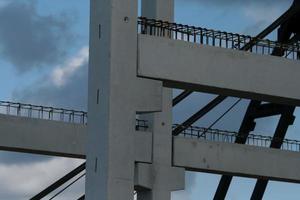 elementos prefabricados de hormigón en el sitio de construcción durante la instalación foto