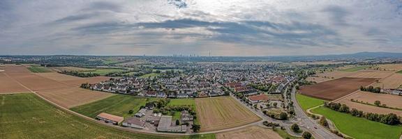 panorama de drones sobre el suburbio de frankfurt de harheim foto