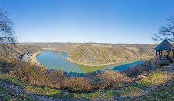 imagen panorámica de la roca loreley en el río Rin tomada desde el lado opuesto del Rin bajo el cielo azul y el sol foto