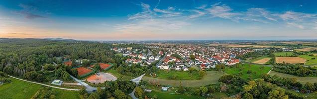 panorama de drones sobre el asentamiento alemán de arpillera del sur de diedenbergen cerca de wiesbaden en la luz del atardecer foto