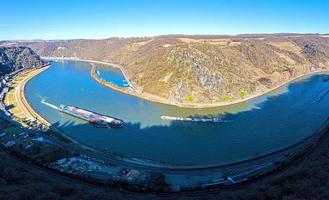 imagen panorámica de drones de la roca loreley en el río Rin tomada desde el lado opuesto del Rin bajo el cielo azul y el sol foto