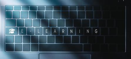 teclado portátil con luz azul y texto de aprendizaje electrónico en botones y gorra de graduación. seminario web educación en línea. cursos a distancia.
