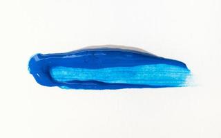 trazo de pincel de pintura azul aislado en lienzo de papel blanco foto