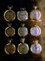 nueve relojes de oro foto