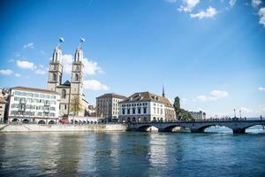 zurich, suiza-17 de abril de 2018, vista de linderholf el casco antiguo de zurich en el río limmat y la catedral de frauenmunster, suiza foto