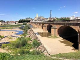 una vista de nevers en el centro de francia foto