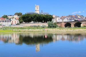 una vista de nevers en el centro de francia foto