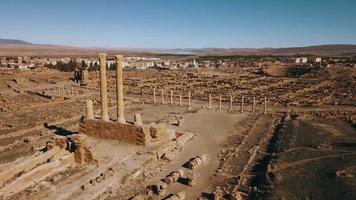 vista aérea de las ruinas de la antigua timgad, argelia video