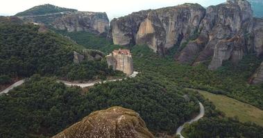 vista aérea das montanhas e mosteiros de meteora na grécia video