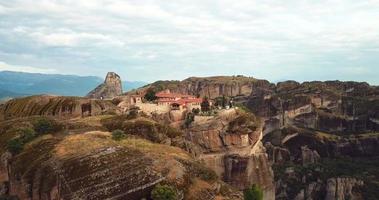 vista aérea de las montañas y los monasterios de meteora en grecia video