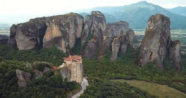 vue aérienne des montagnes et des monastères des météores en grèce video