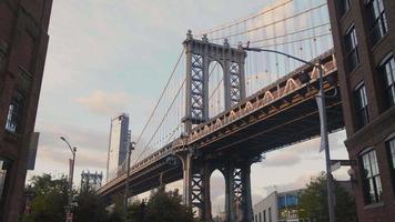 Manhattan brug Bij zonsondergang schot van Washington straat video
