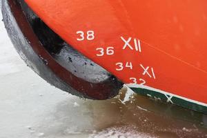 calado de barco antiguo en el casco, numeración de escala, línea de flotación foto