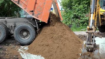 omhoog dichtbij visie van graafmachine graven in de grond video