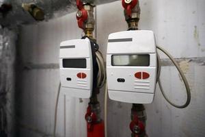 dos contadores de calefacción central instalados en tuberías de agua foto
