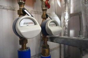 medidores de flujo de agua fría y caliente instalados en tuberías foto